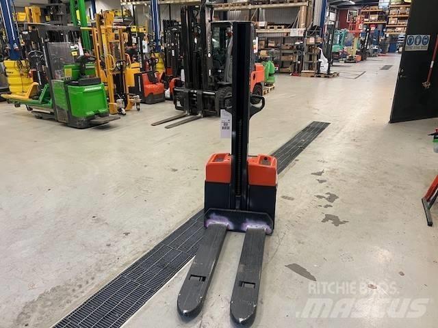 BT Toyota HWE 100 手推堆垛车