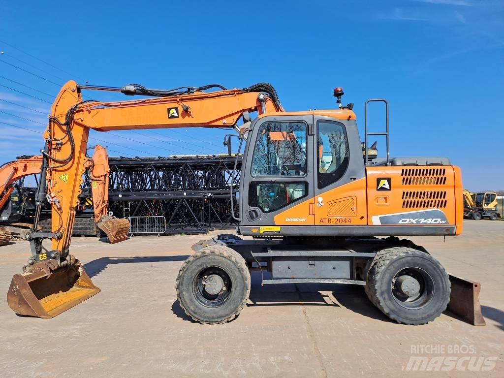 Doosan DX140W-5 轮式挖掘机
