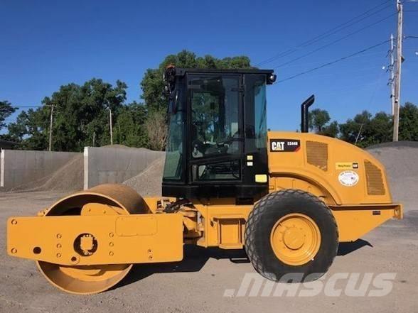 CAT CS44B 胶轮压路机