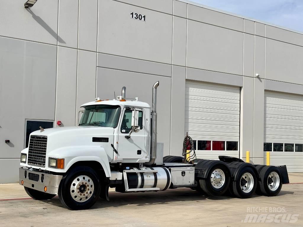 Mack CHU 613 牵引车