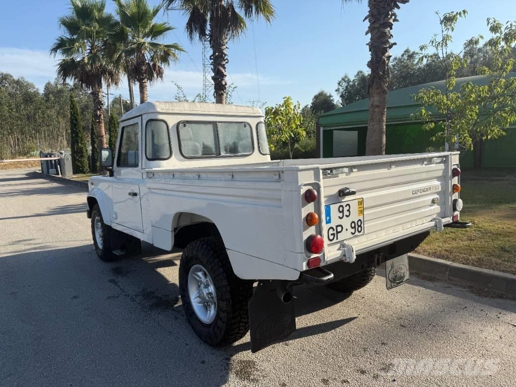 Land Rover Defender 皮卡车