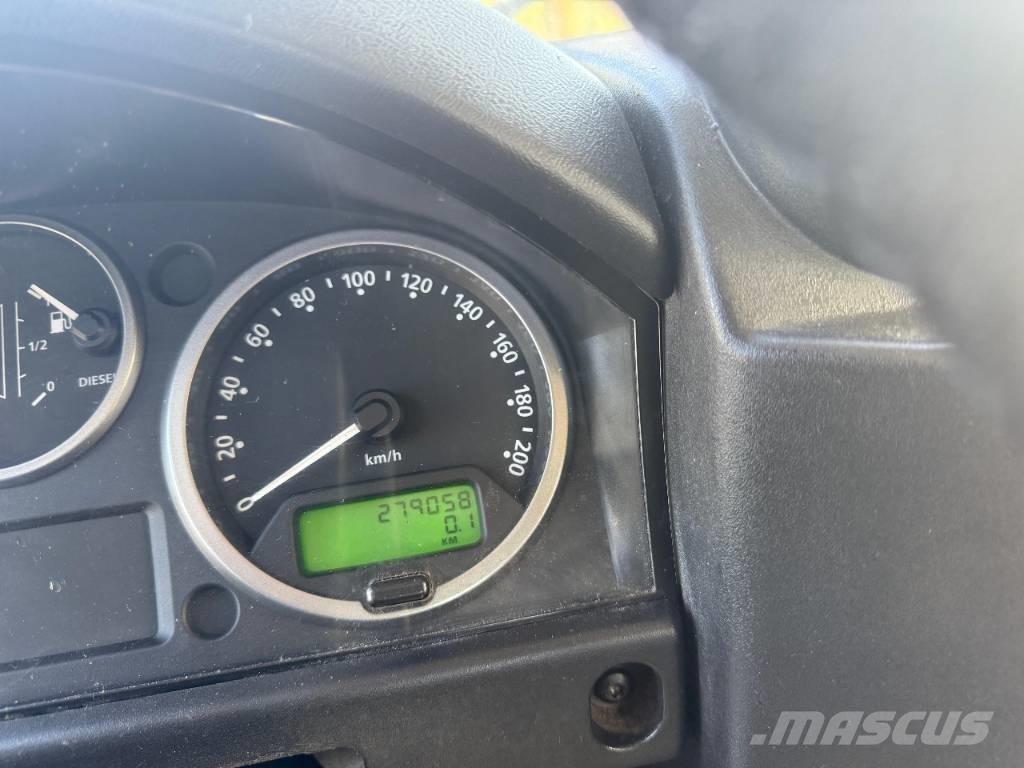 Land Rover Defender 皮卡车