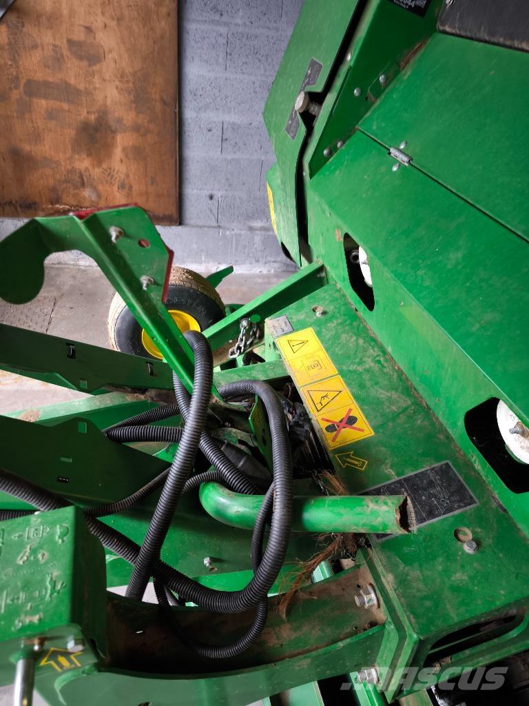 John Deere V461M 圆捆打捆机