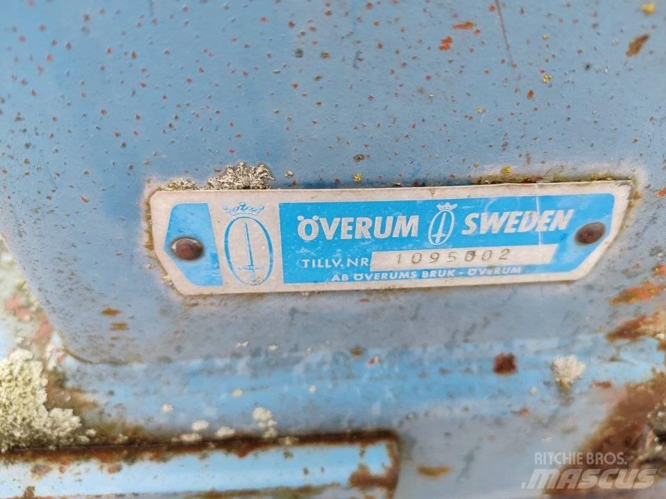 Överum 3-siipinen 传统犁