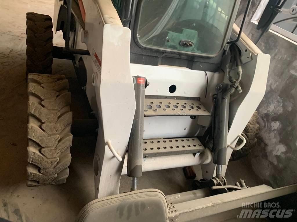 Bobcat S 300 滑移装载机