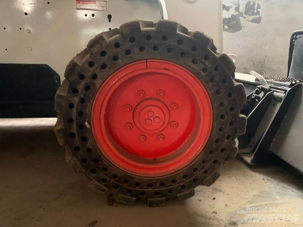 Bobcat S 300 滑移装载机