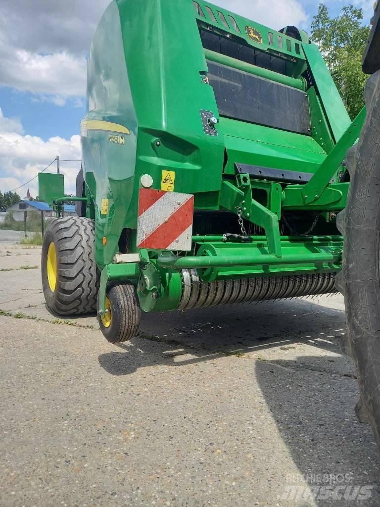 John Deere V451M 圆捆打捆机