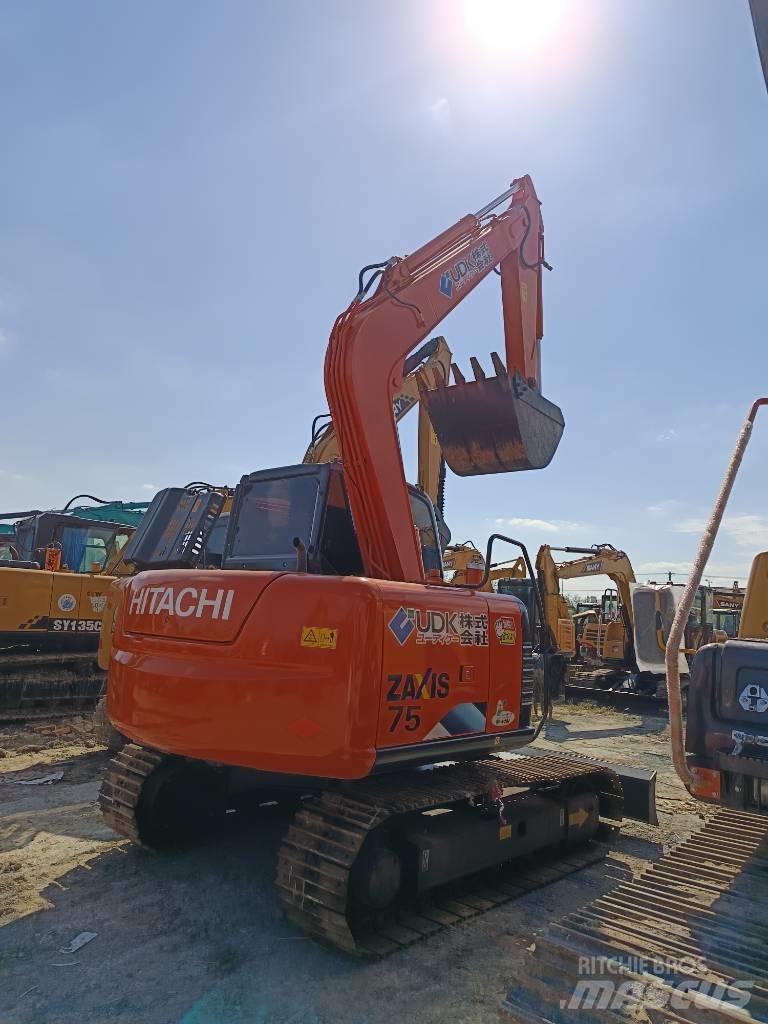 Hitachi ZX 75 中型挖掘机