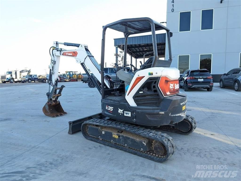 Bobcat E35R2 小型挖掘机