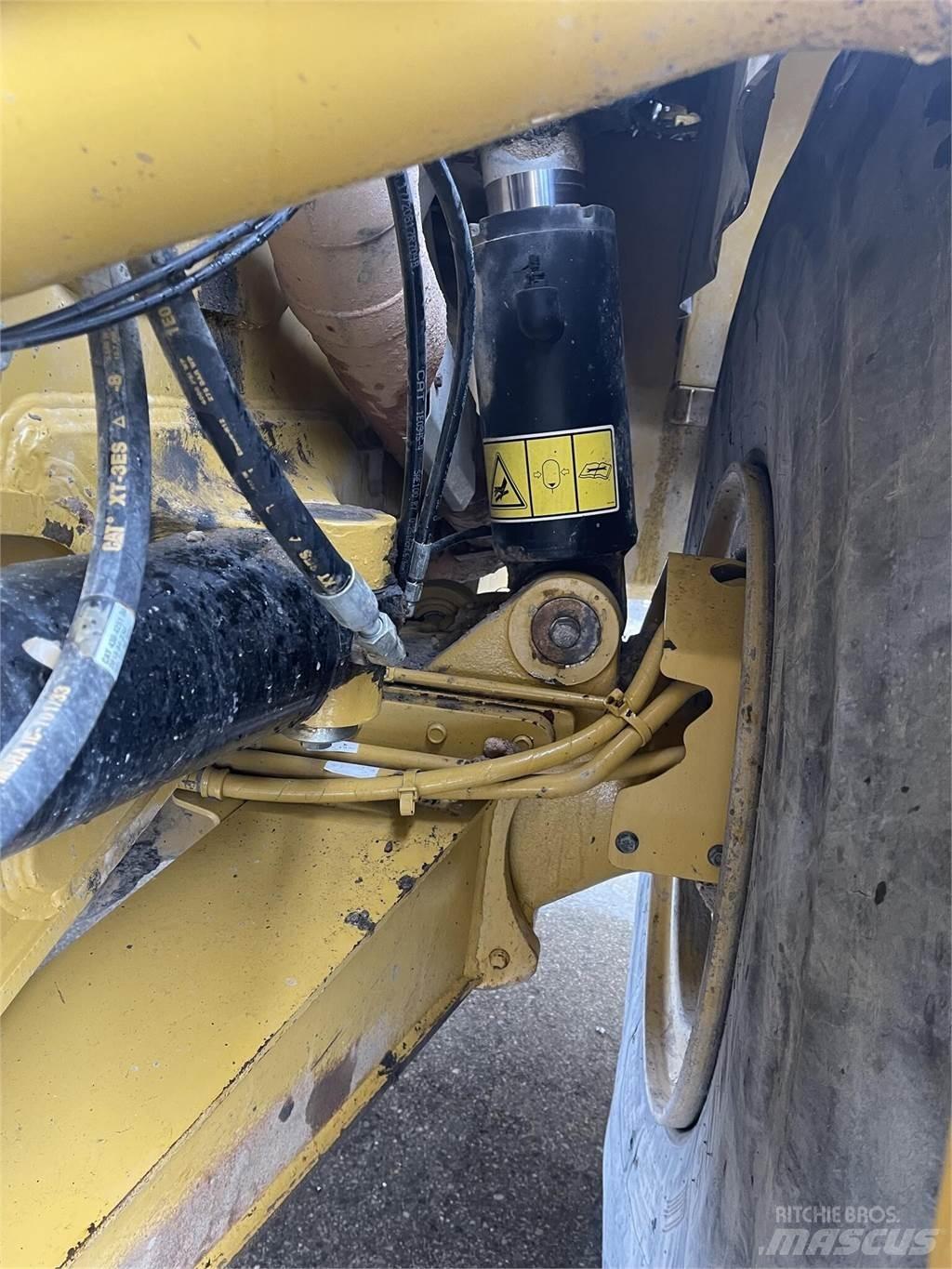 CAT 745 铰接式自卸车