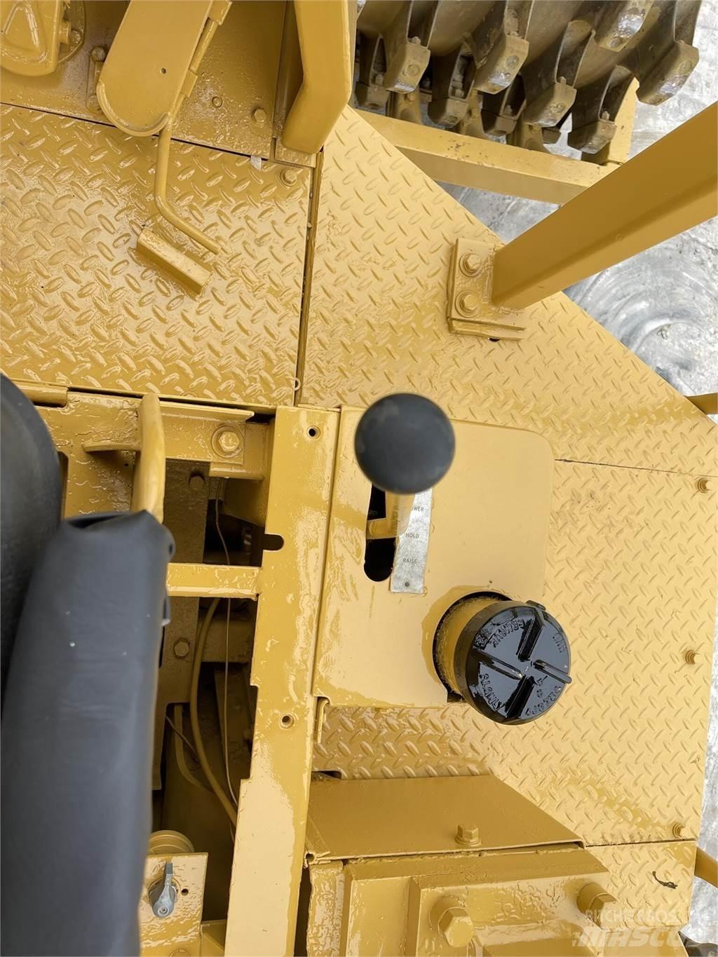 CAT 815 垃圾压实机
