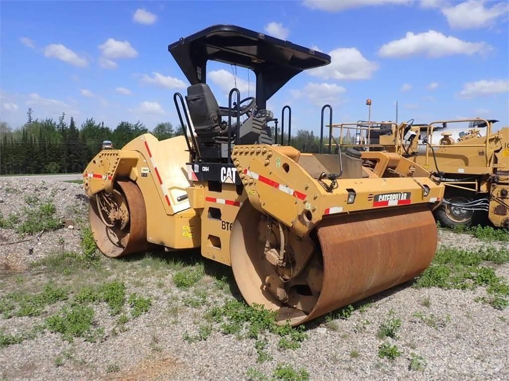 CAT CB64 双轮压路机