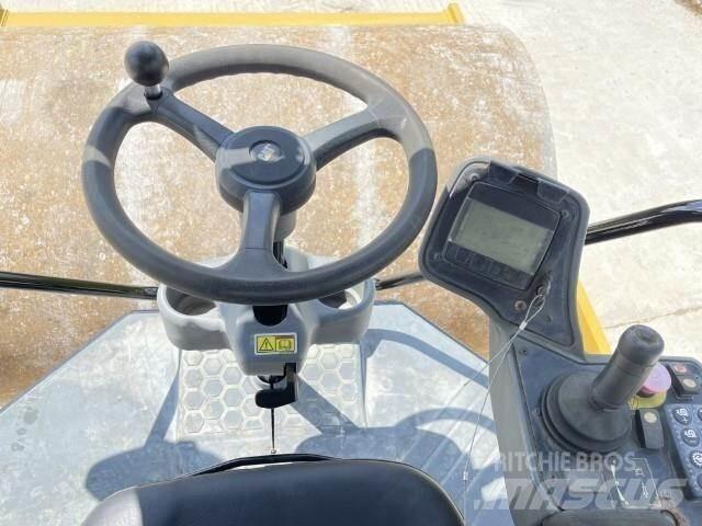 CAT CS54B 双轮压路机