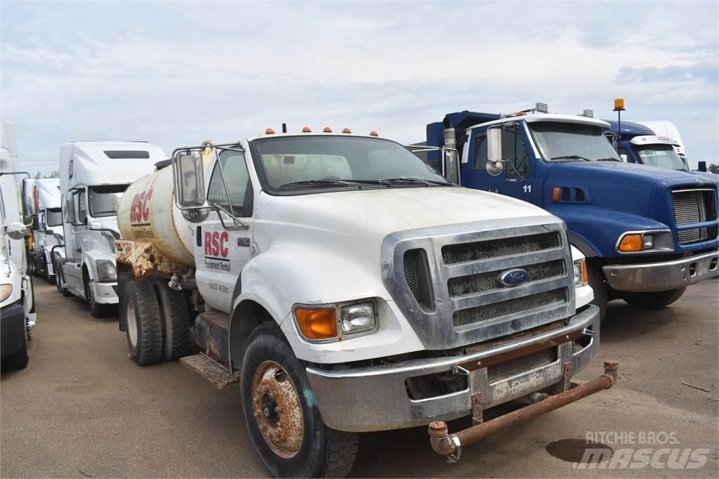 Ford F750 油罐车