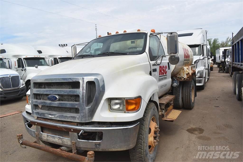 Ford F750 油罐车