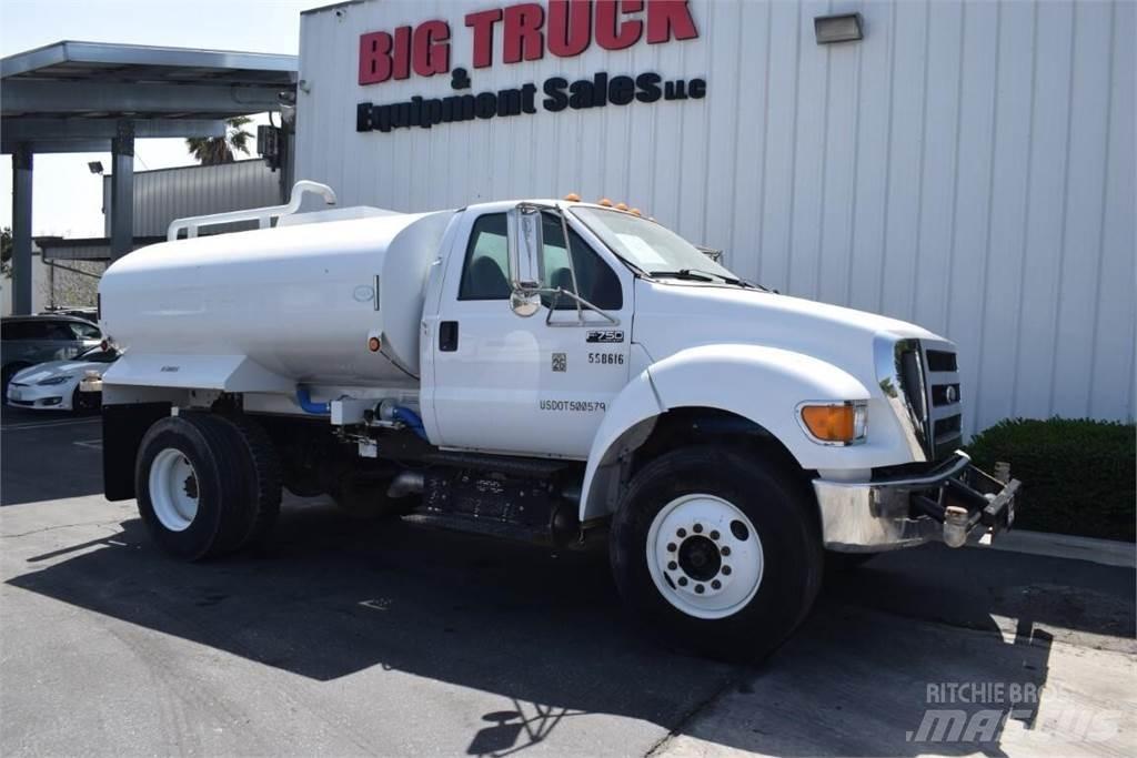 Ford F750 油罐车