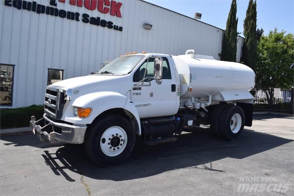 Ford F750 油罐车