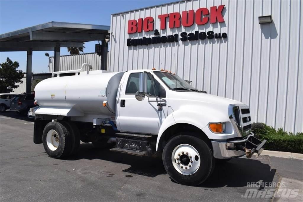 Ford F750 油罐车