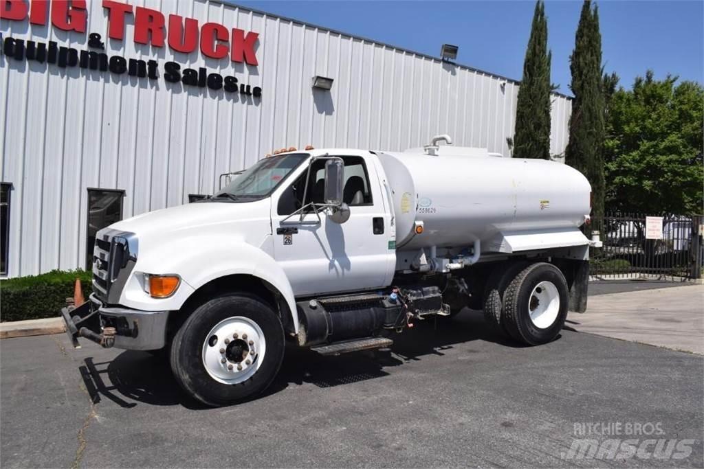 Ford F750 油罐车