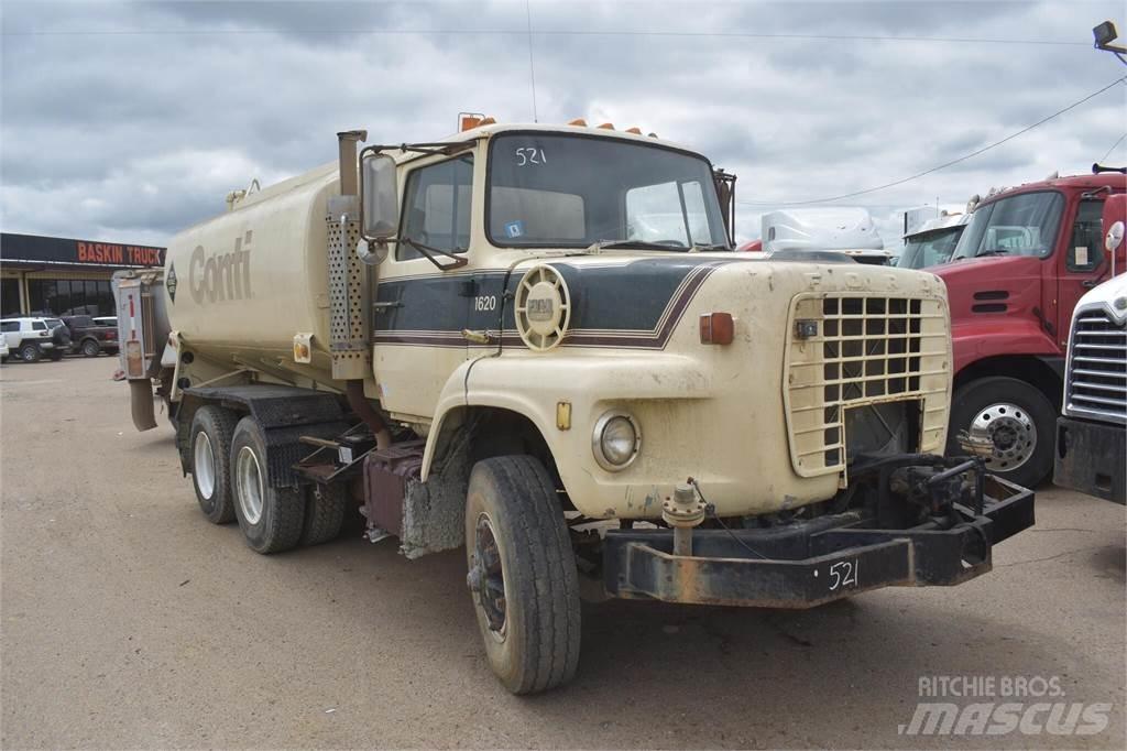 Ford L8000 油罐车
