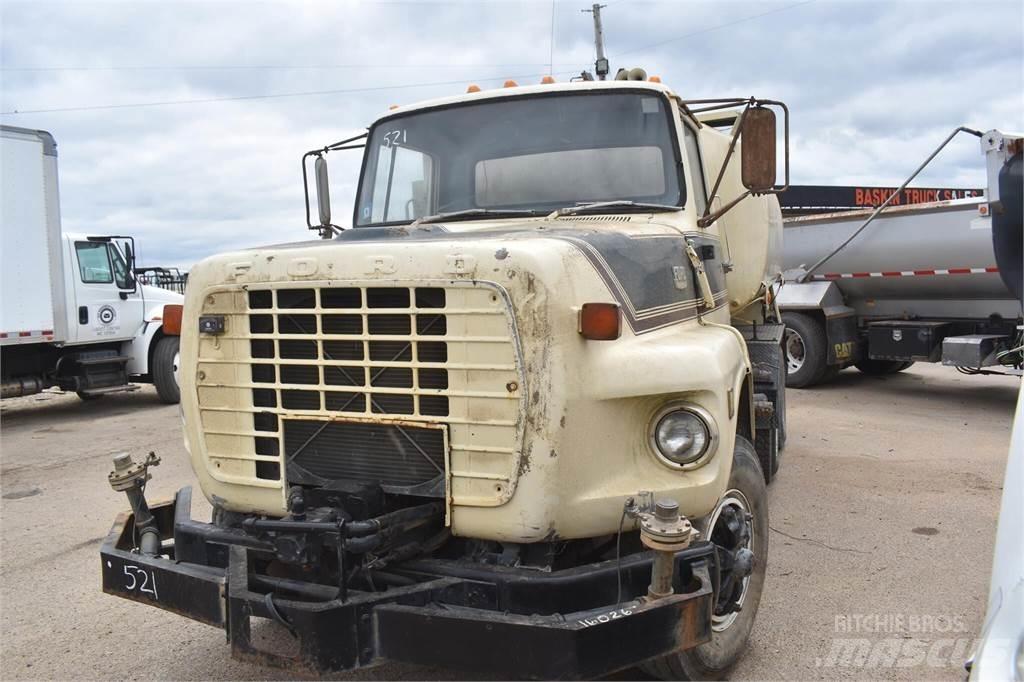 Ford L8000 油罐车