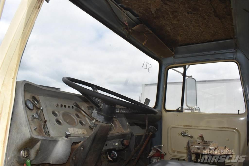 Ford L8000 油罐车