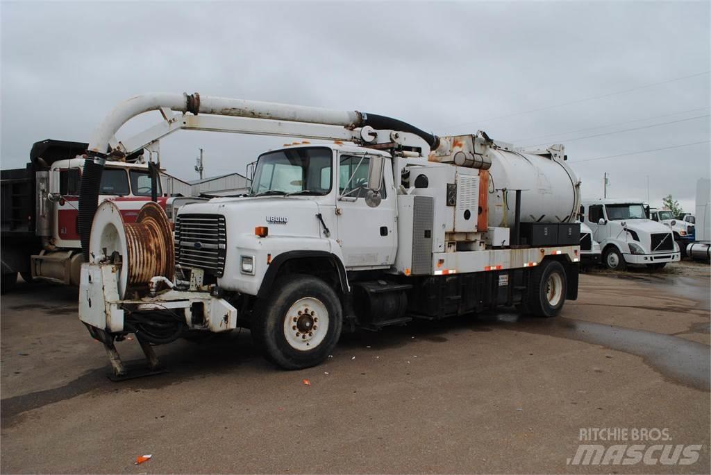 Ford L8000 油罐车