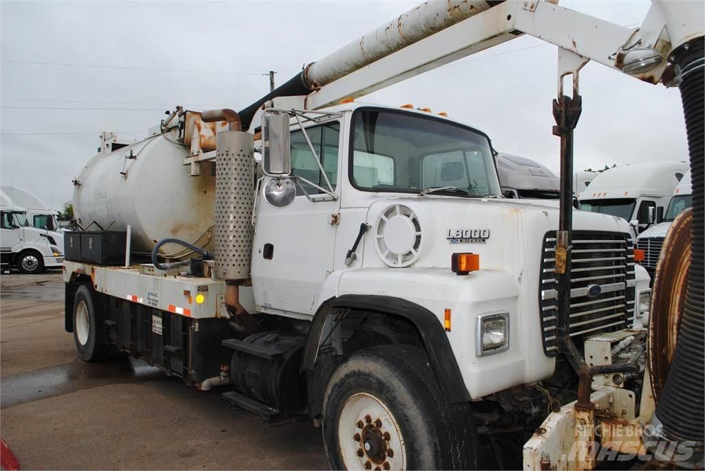 Ford L8000 油罐车