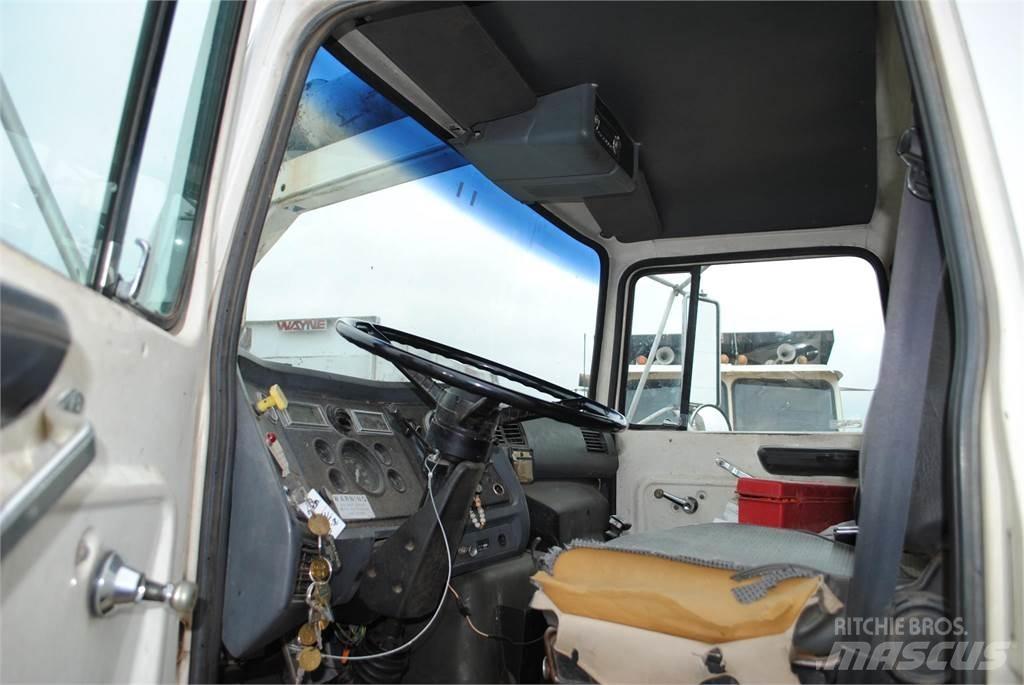 Ford L8000 油罐车