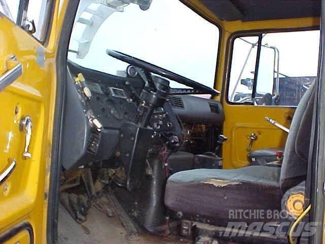 Ford L8000 油罐车