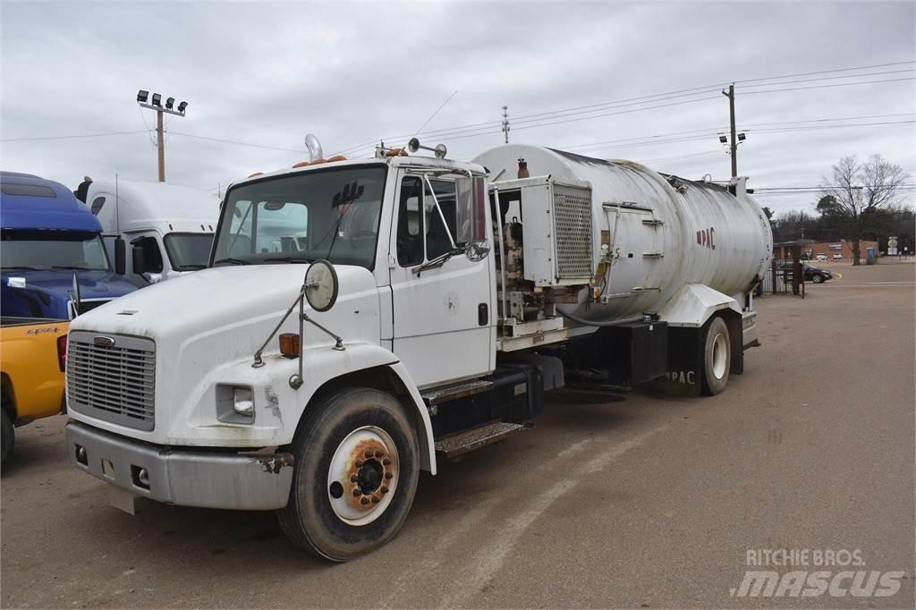 Freightliner FL70 油罐车