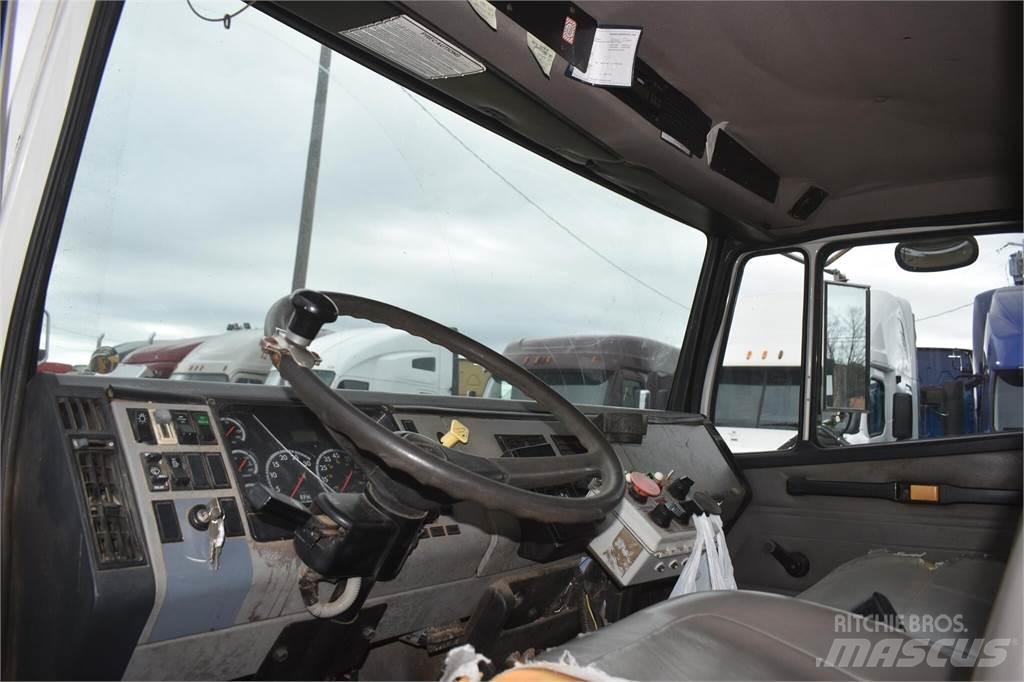 Freightliner FL70 油罐车