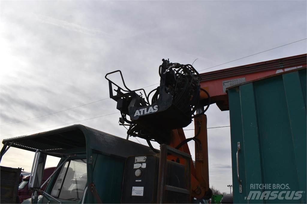 International 4700 起重车