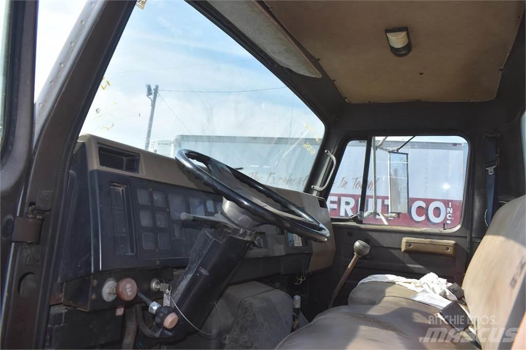 International 4900 起重车