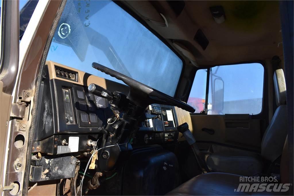 International 8200 起重车