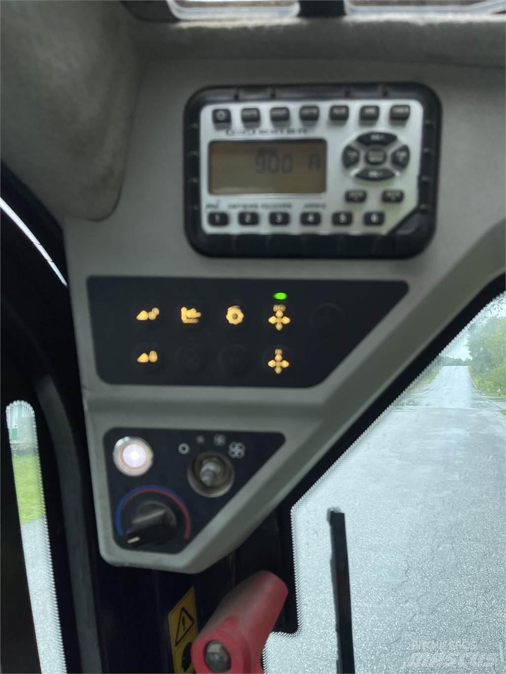 JCB 260T 滑移装载机