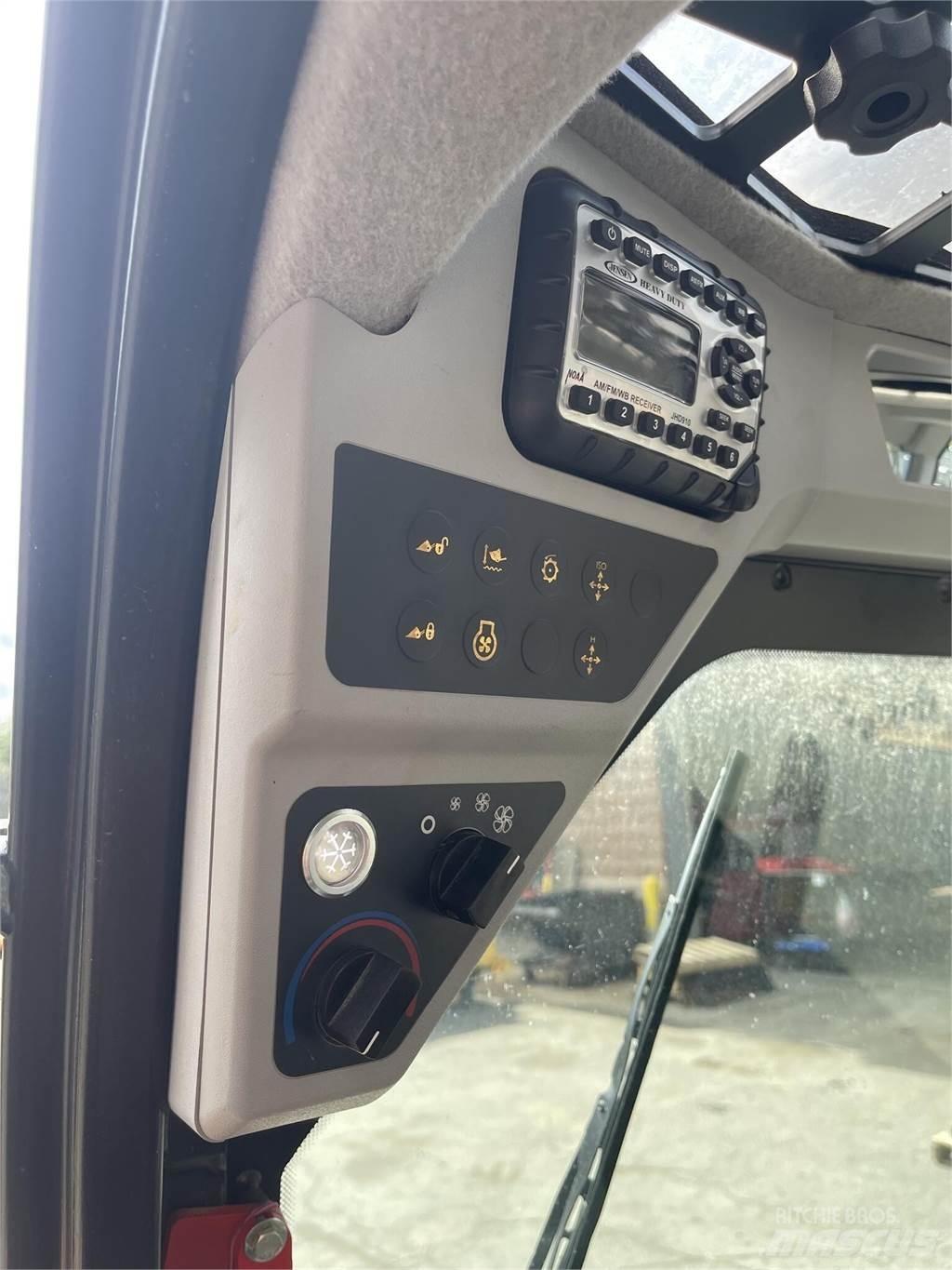 JCB 270 滑移装载机