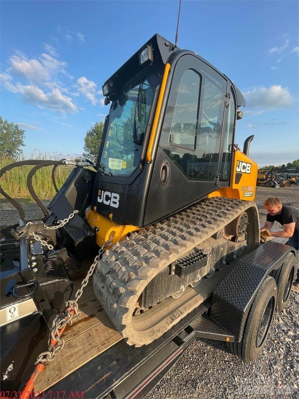 JCB 300T 滑移装载机
