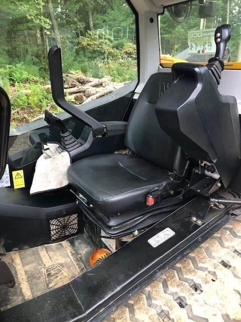 JCB 300T 滑移装载机