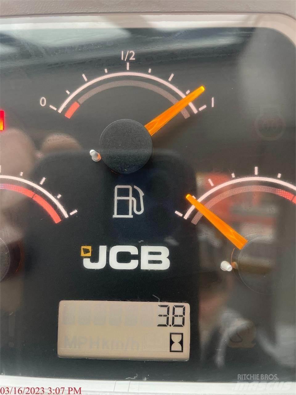 JCB 3TS-8T 滑移装载机