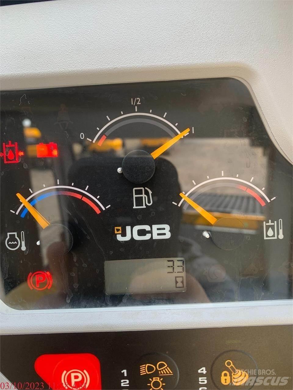 JCB 3TS-8T 滑移装载机