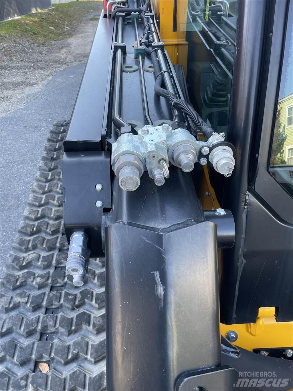 JCB 3TS-8T 滑移装载机