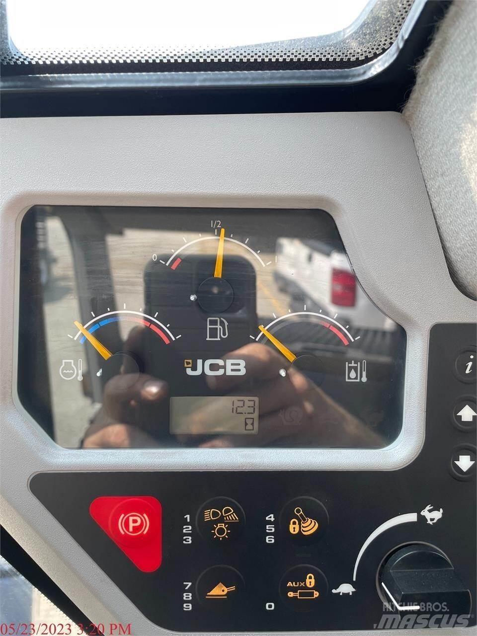 JCB 3TS-8W 滑移装载机