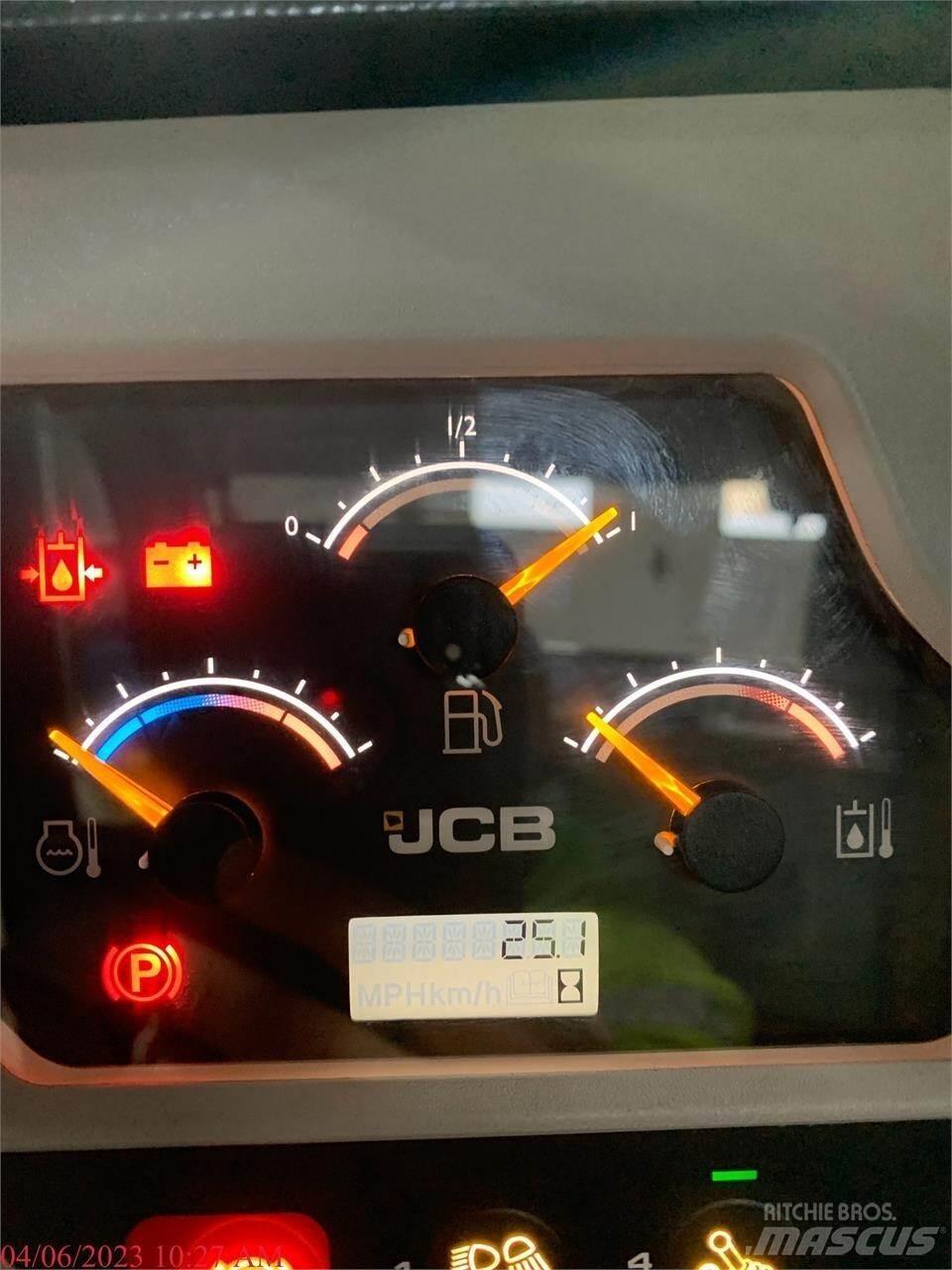 JCB 3TS-8W 滑移装载机