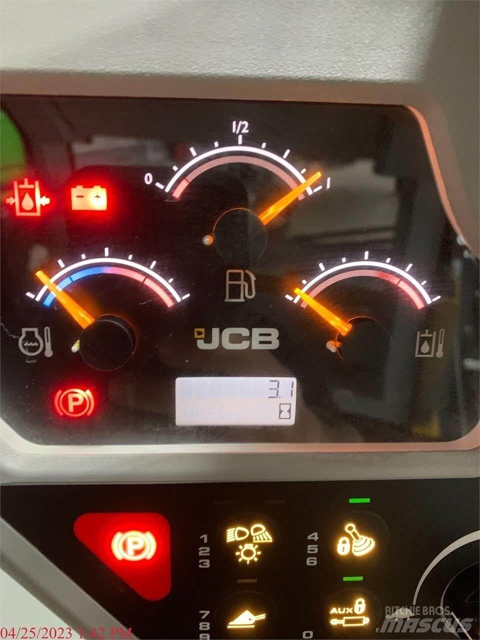 JCB 3TS-8W 滑移装载机