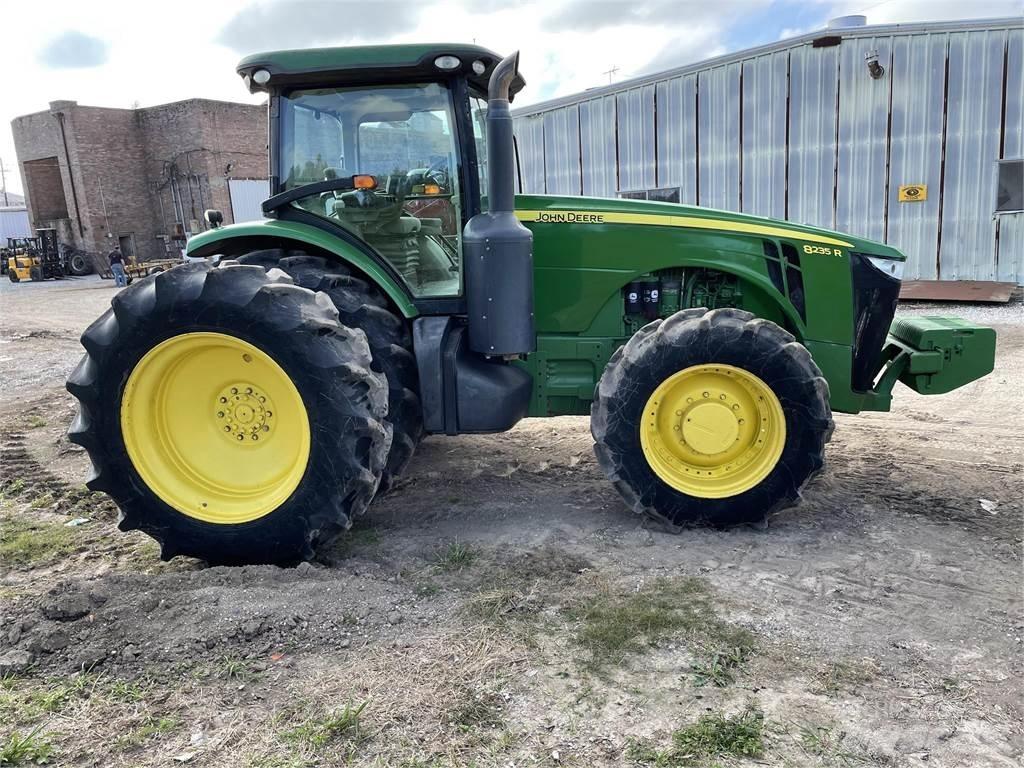 John Deere 8235R 拖拉机/农用车