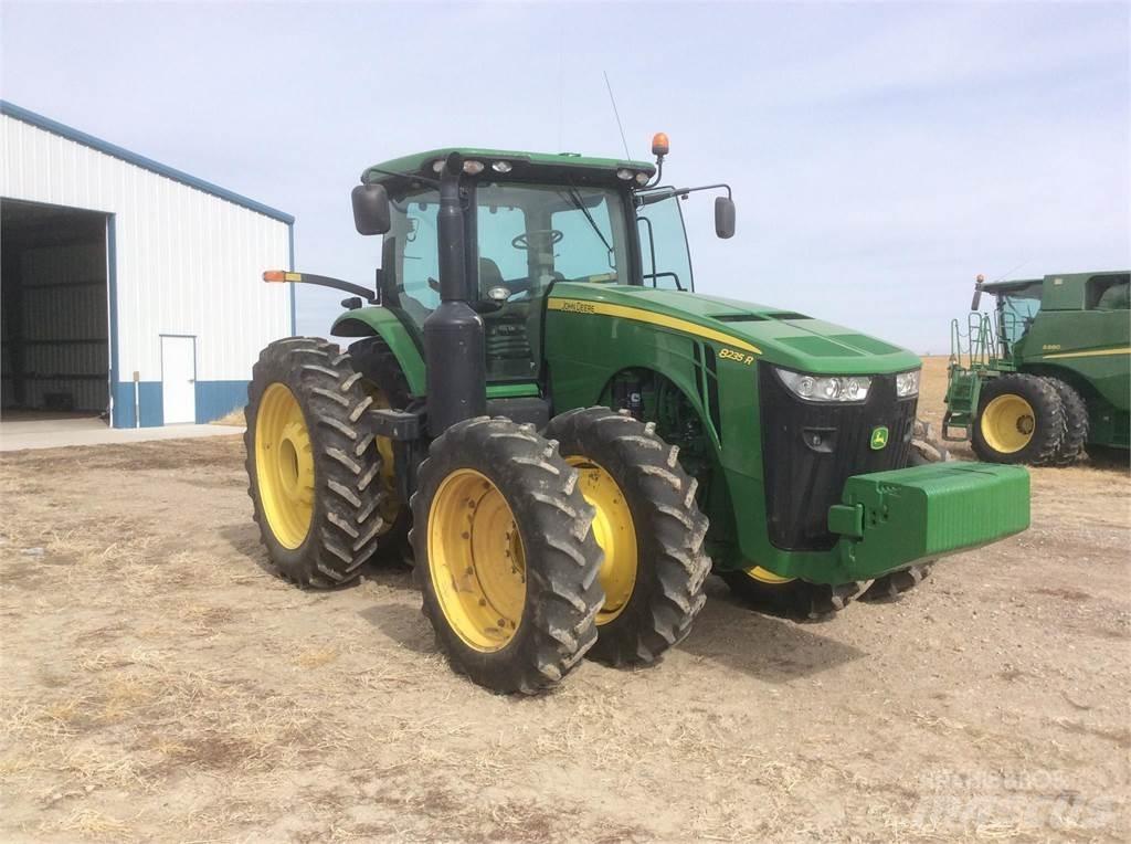 John Deere 8235R 拖拉机/农用车
