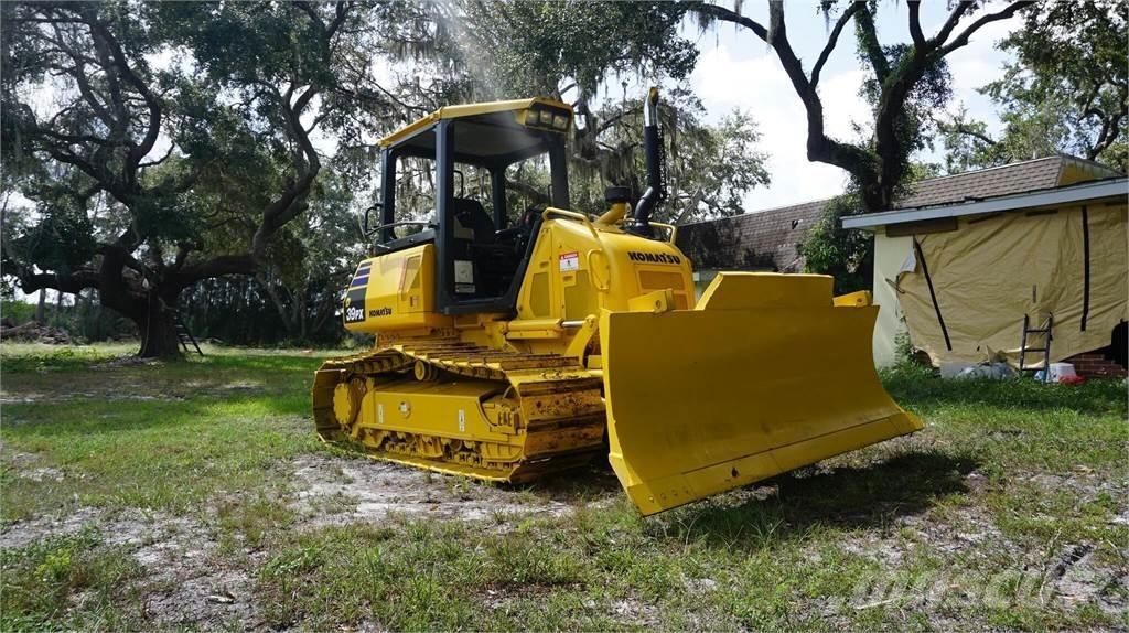 Komatsu D39PX-24 履带式推土机