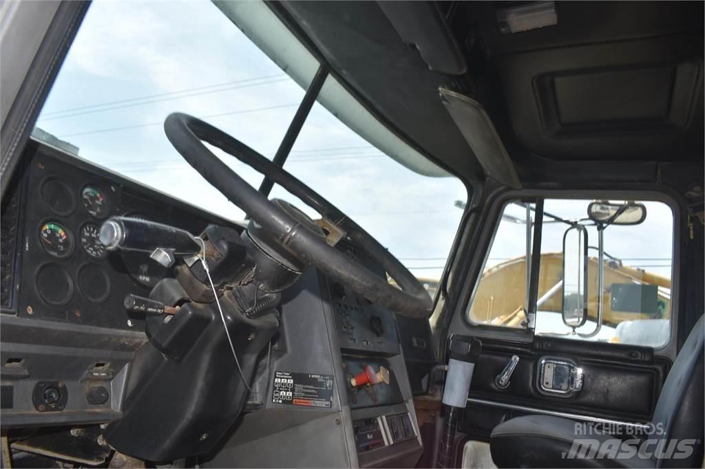 Mack CH613 油罐车