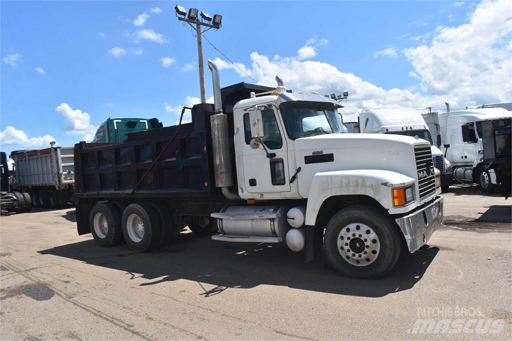 Mack CHN613 自卸式货车